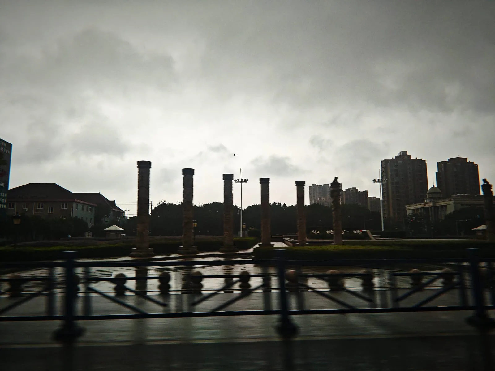 阴雨天的广场